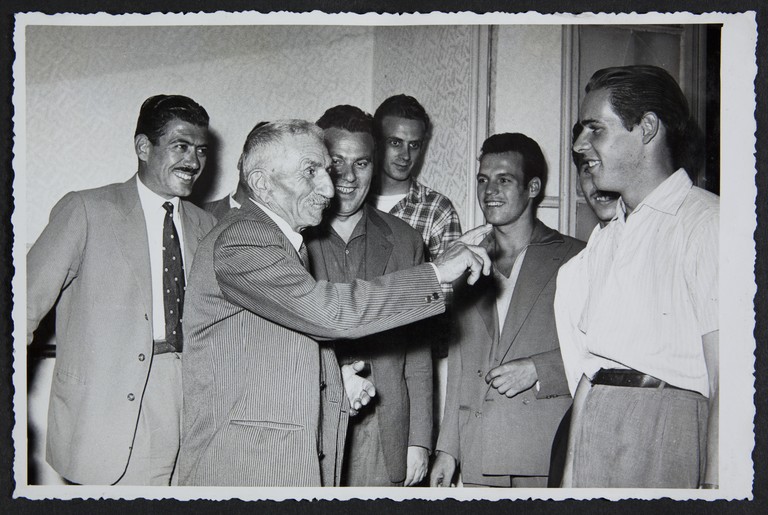 Trieste, luglio 1956, A.N.P.I. provinciale, Alcide Cervi scherza con alcuni ospiti